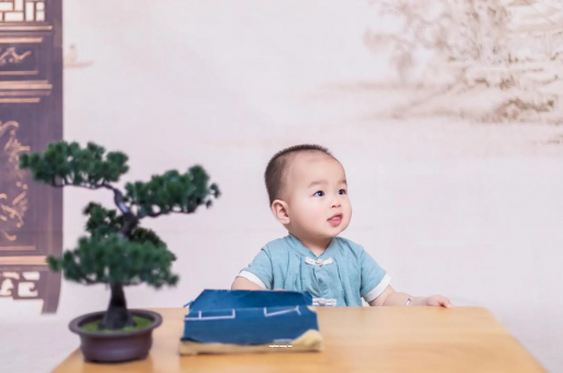 广汉怀孕肚子中间凹两边凸